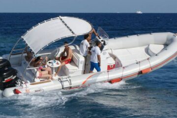 Orange Bay mit Speedboot
